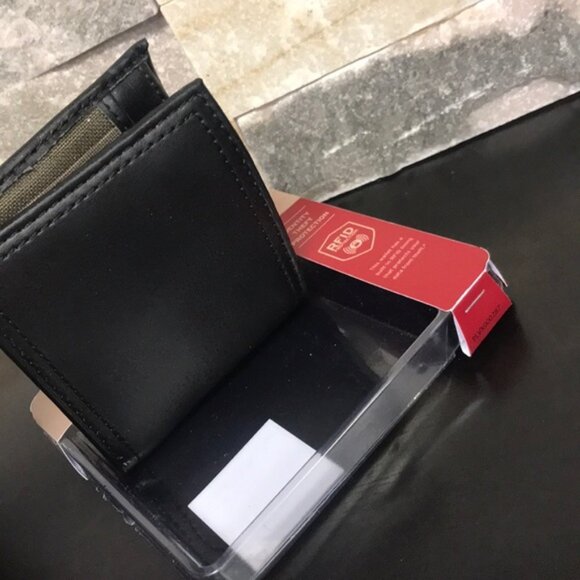 Levi's RFID Protection Traveler Wallet - Picture 5 of 5